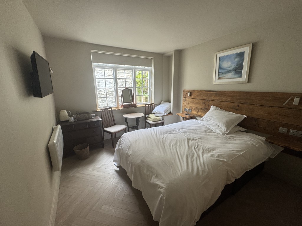 Lot: 10 - FREEHOLD PUBLIC HOUSE OVERLOOKING THE FOWEY ESTUARY WITH NINE EN-SUITE LETTING ROOMS - Guest bedroom one
